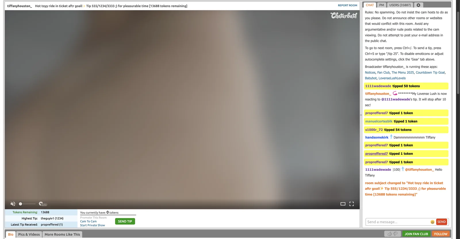 Chaturbate room layout with player, tokens remaining, highest tip and latest tip fields under it, and a chat panel listing the apps the broadcaster is running